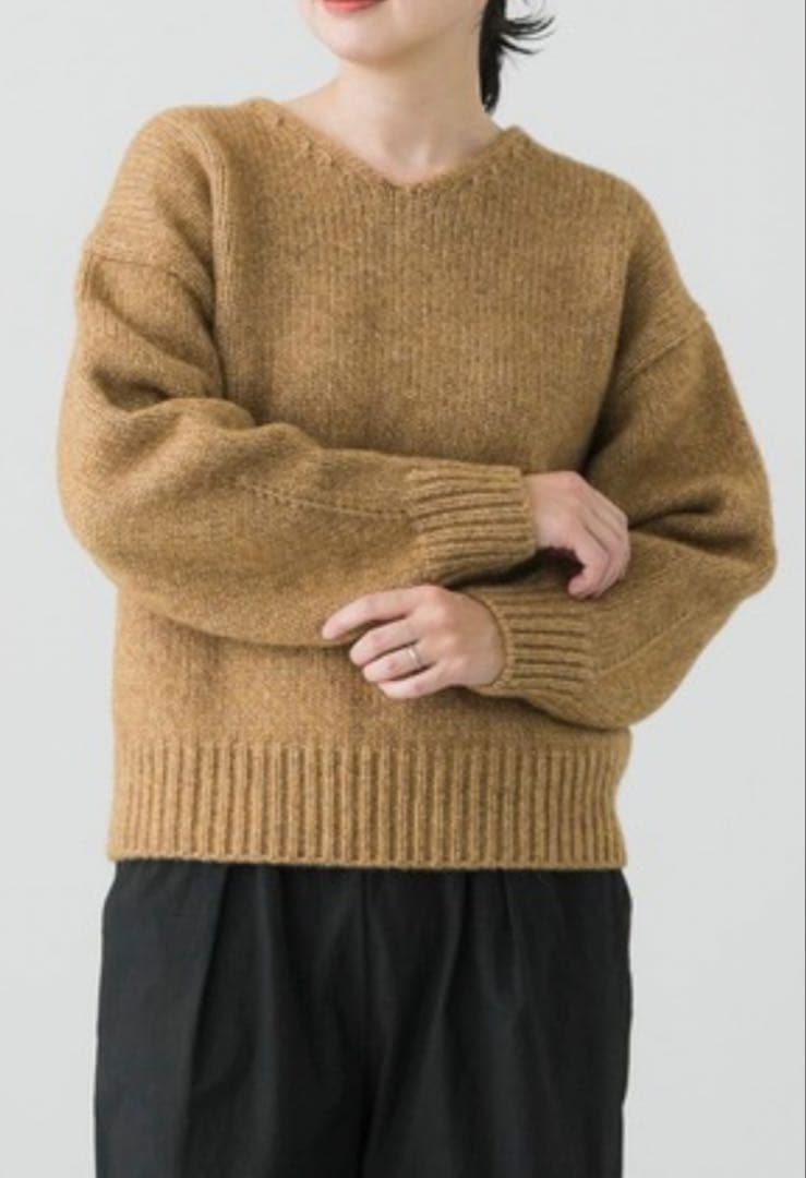 クロマメ かぐれ　カーブスリーブVネックニット CAMEL
