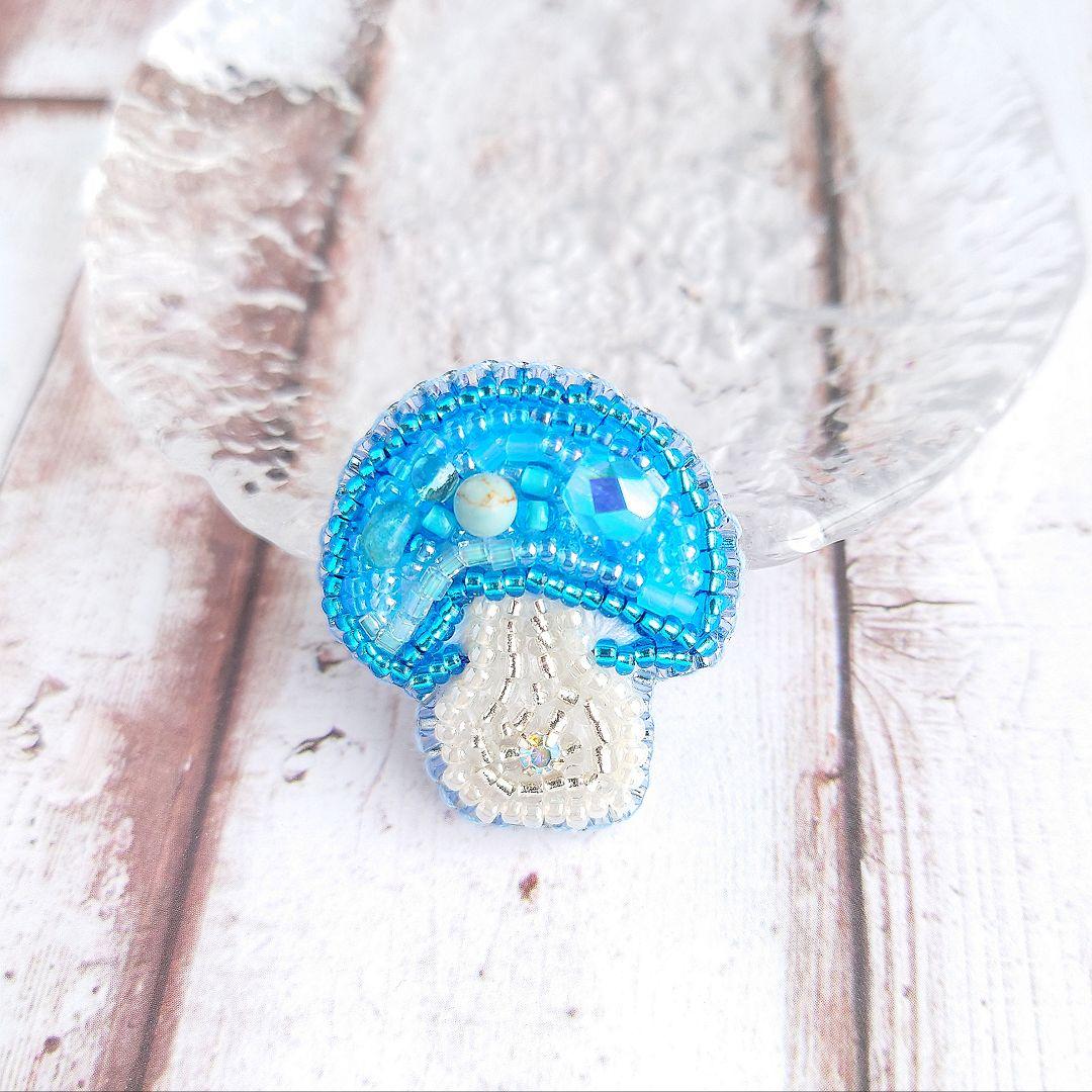 水色キノコのビーズ刺繍ブローチ ハンドメイドアクセサリー - メルカリ