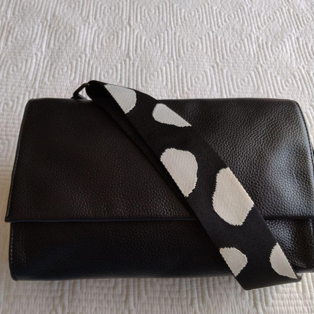 ear ブラックレザー ボディバッグ