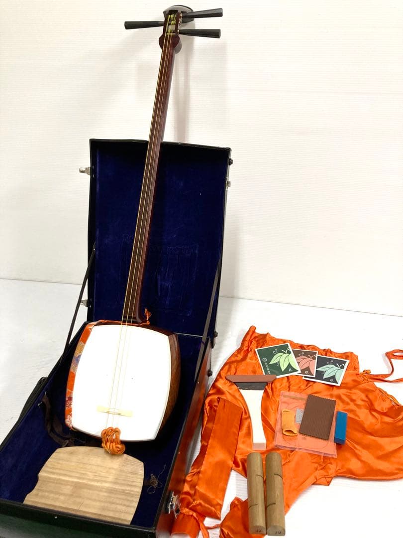 に*ぇ様 美品◆民謡三味線◆紅木 中棹 皮破れ無し 鼈甲撥／駒／指掛け／三つ折り