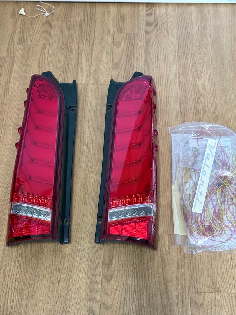 ハイエース 200系 テールランプ ヴァレンティ レッドレンズ左。