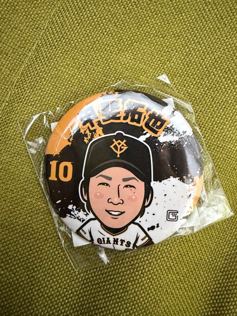 GIANTS 缶バッジ 背番号10 甲斐拓也 - メルカリ