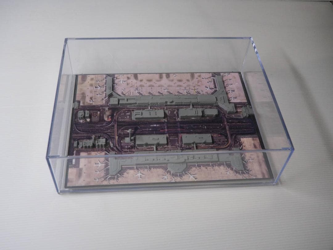 羽田空港第1 第2ターミナル　３D都市データを活用した都市模型　(透明ケース付) H¹T BOX【羽田空港第2ターミナル2F出発ゲートエリア62番ゲート付近】