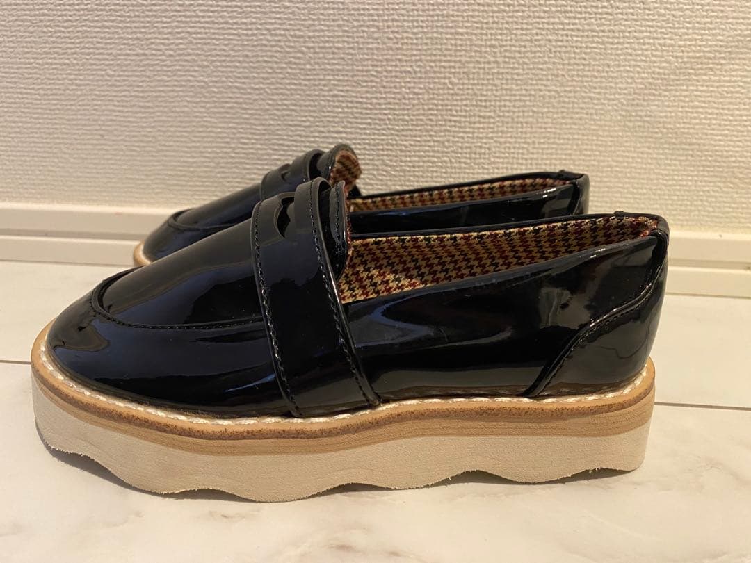 ZARA KIDS ブラックエナメルローファー厚底 - メルカリ