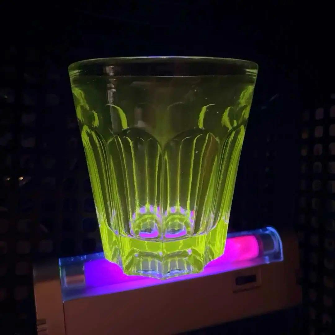 骨董 時代ガラス ゆらゆら 気泡入り 希少銀色 水飲みコップ 剣先コップ