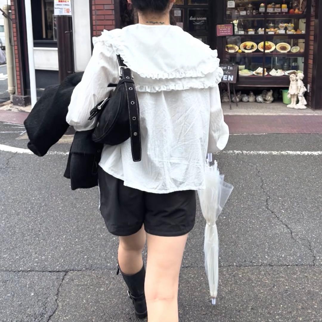 FEKETE フリルビッグカラーシャツブラウス - メルカリ