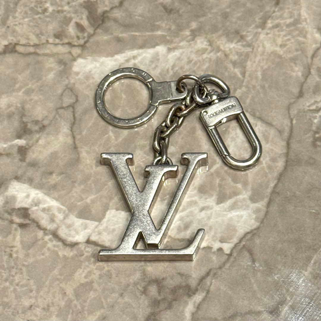 ルイヴィトン キーホルダー ポルトクレ イニシャル チャーム シルバー