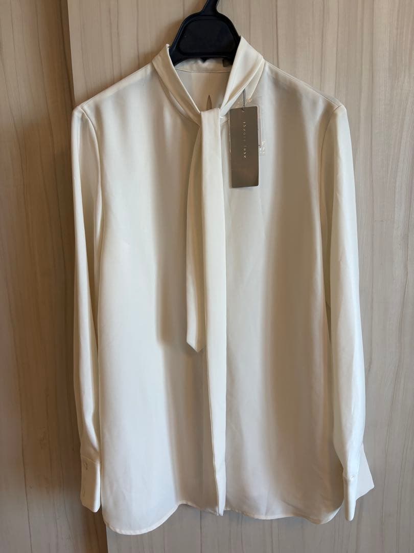 新品　theory luxeセオリーリュクス　アイボリー ボウタイブラウス36