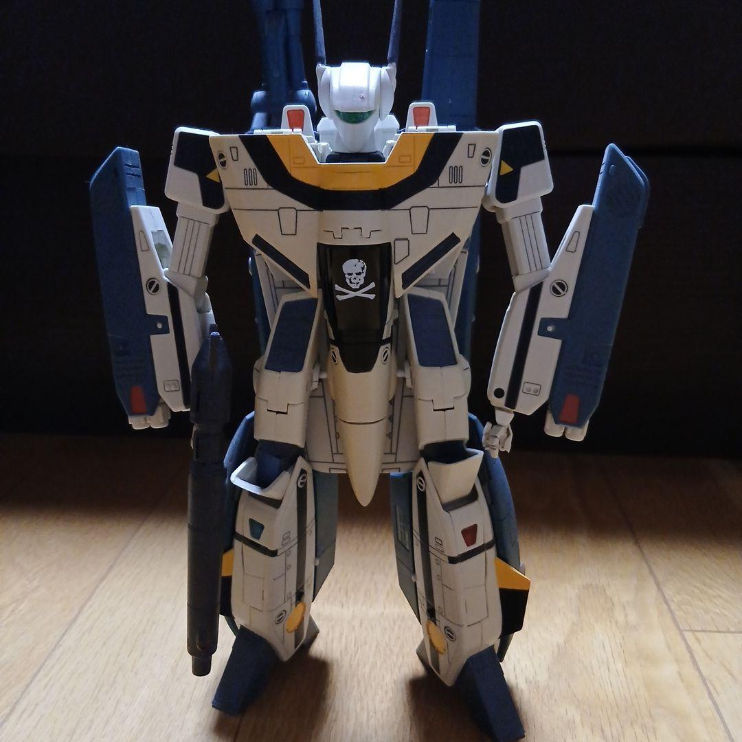 マクロスバルキリーロボットフィギュア パイレーツロゴ付き