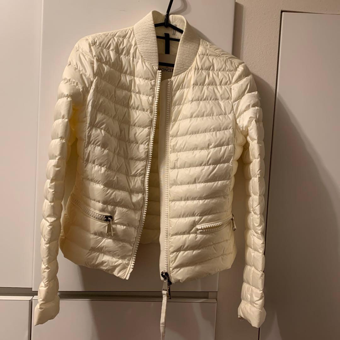 モンクレールホワイト ダウンジャケット