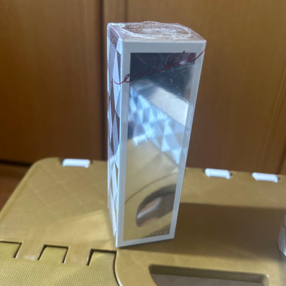 エニシー　エクリア　ルフェルクリーム