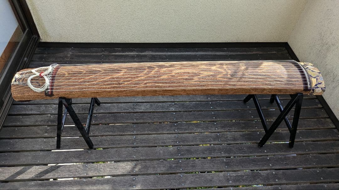 中古 刳り甲 十三絃筝 天然素材の 琴柱 .布張り琴柱ケース入り. 油箪.