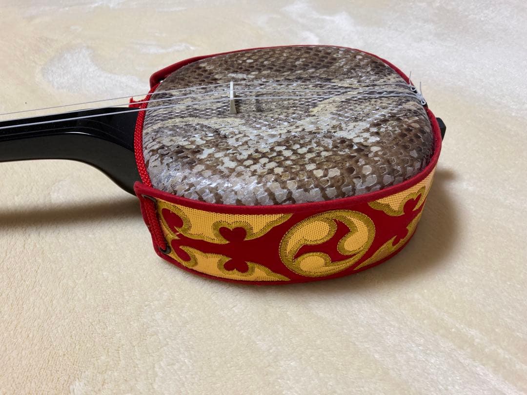 三線 蛇皮　赤金模様 ソフトケース付き