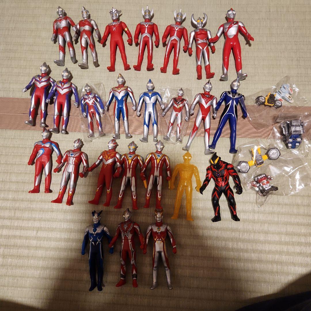 ウルトラマンフィギュア 30体セット　戦闘機付き