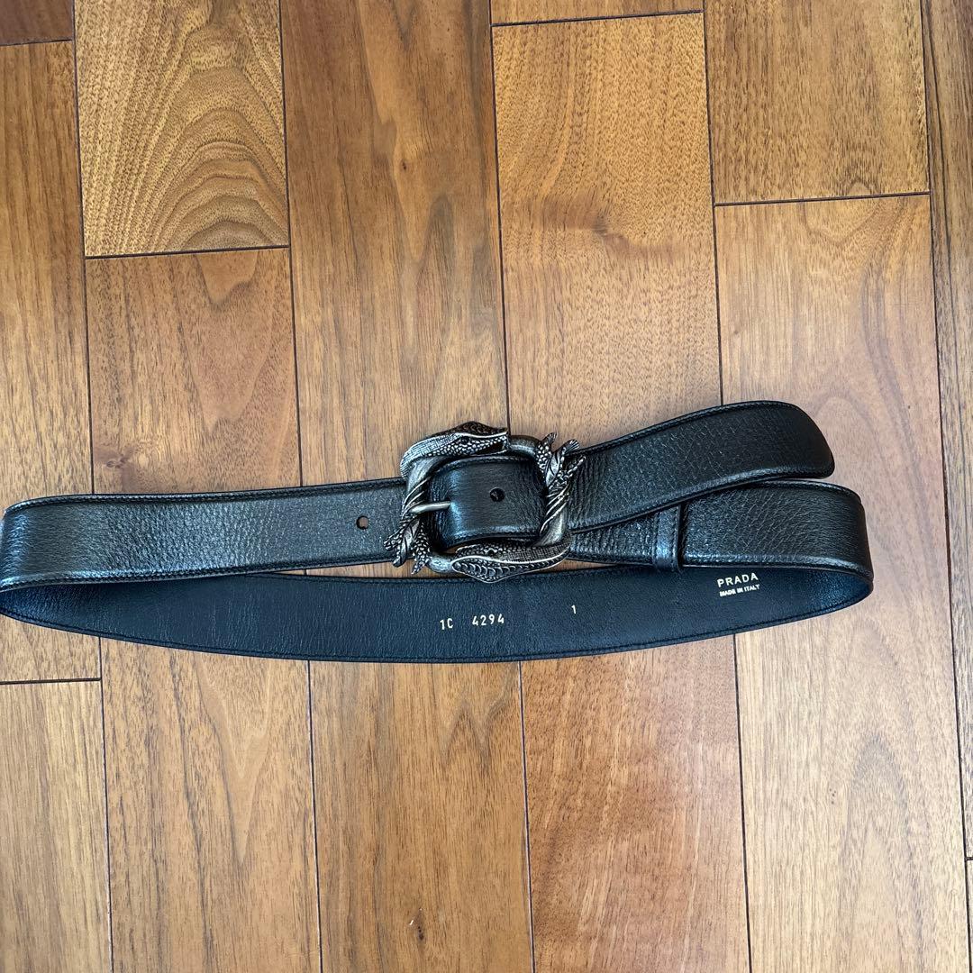 PRADA ブラックレザー メンズ蛇バックルベルト