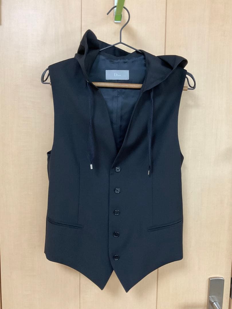 ディオールフード付き黒ベスト