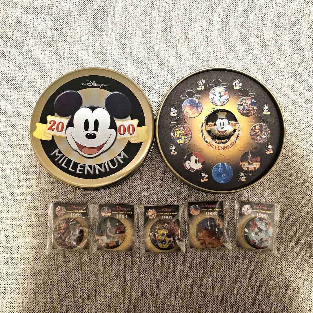 ディズニーストア 2000年カウントダウン記念メダル缶バッジ - メルカリ