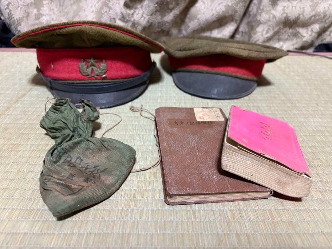 旧日本陸軍　軍帽2つ　貴重品袋　歩兵操典　陸軍簿記ノ参考　セット