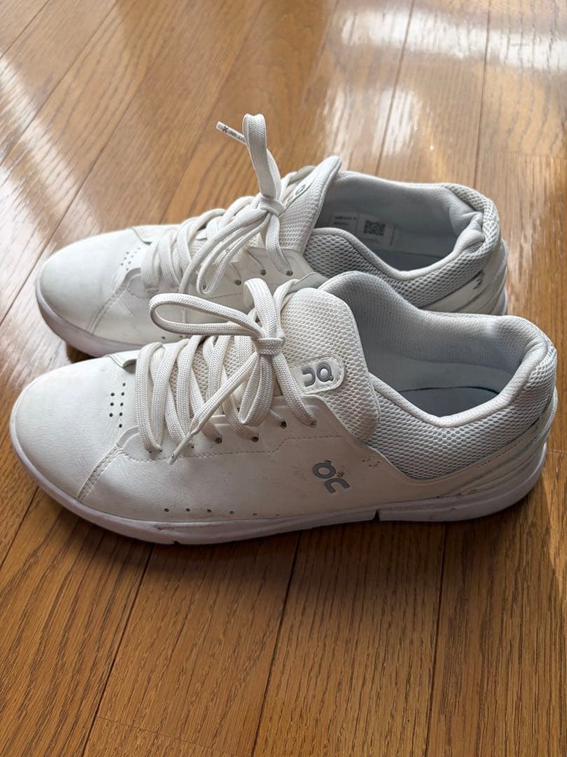 On ホワイト スニーカー