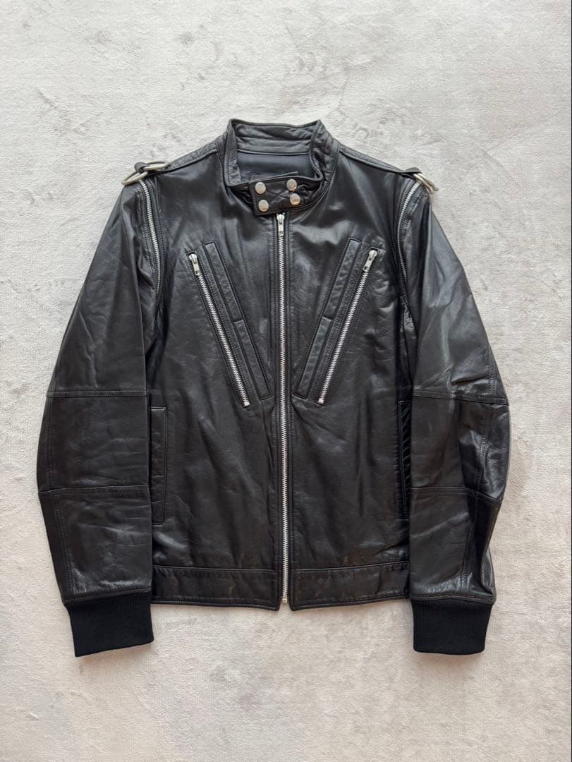 希少 UNDERCOVER 07AW 逆ハの字レザーライダース BLACK｜UC2C8201｜UNDERCOVER OFFICIAL ONLINE STORE