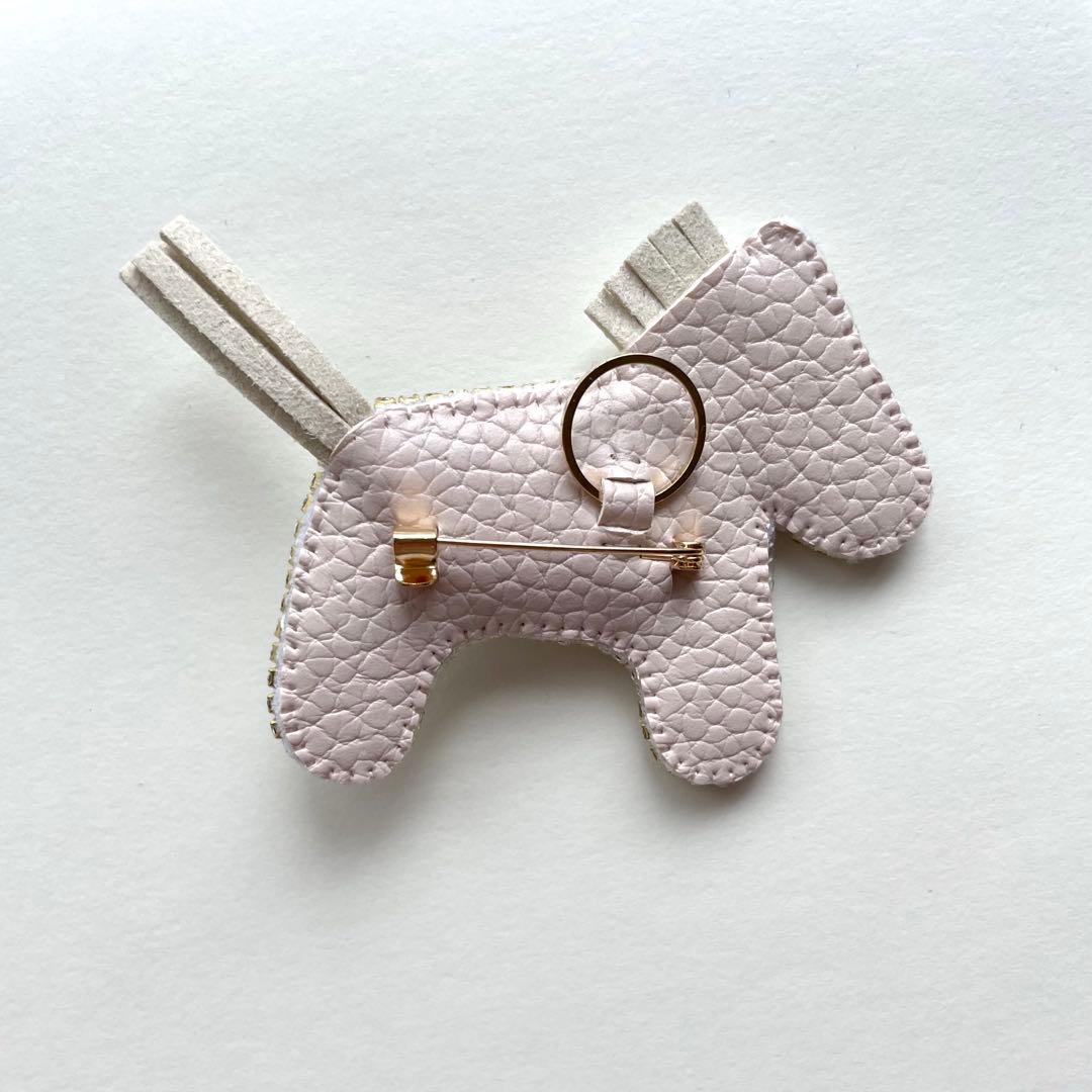馬 ポニー ビーズ刺繍ブローチ バッグチャーム ブローチ 2way - メルカリ
