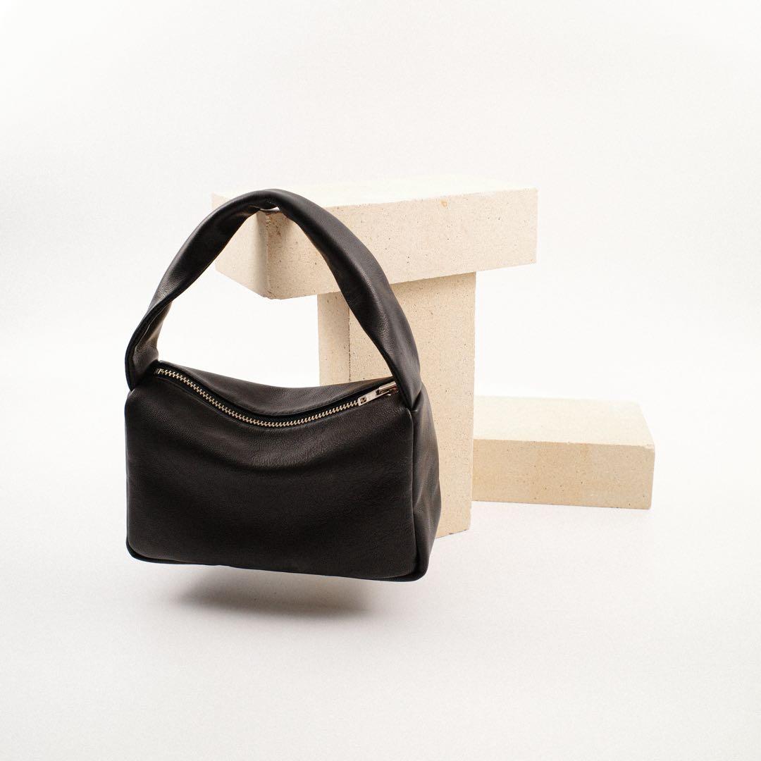 KEESE 黒 レザーショルダーバッグ ジップ Sサイズ ブラック ハンドバッグ