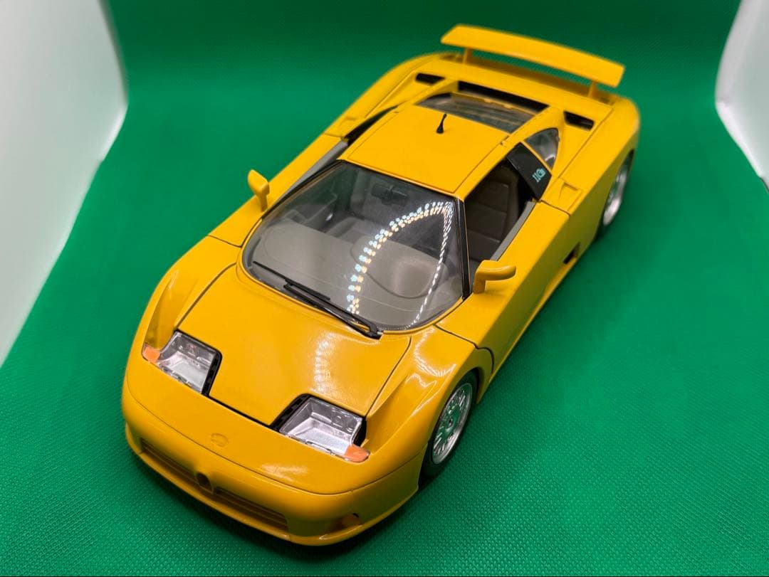 Bugatti イエロー 1/18スケールミニカー