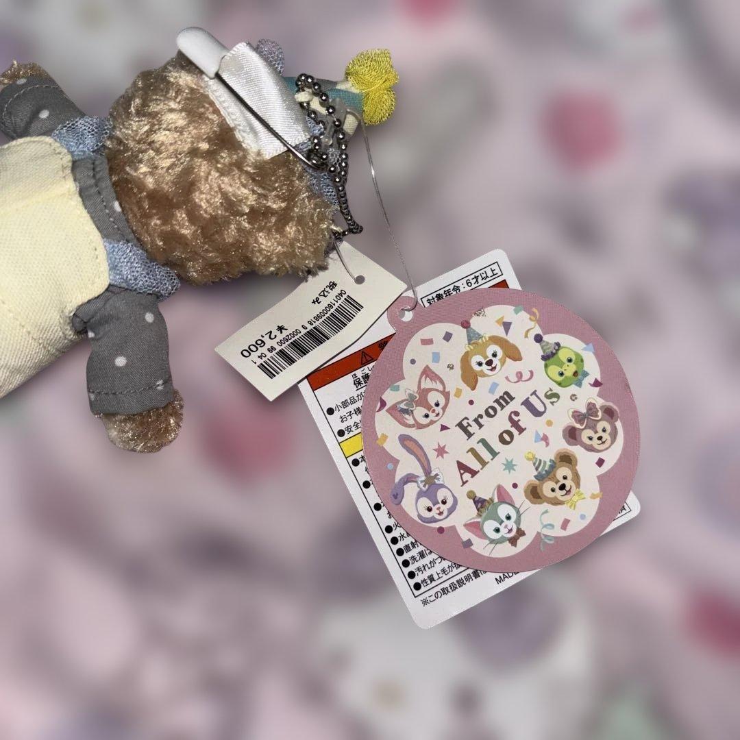 タグ付き フロムオールオブアス ダッフィー 40周年 ぬいぐるみバッジ