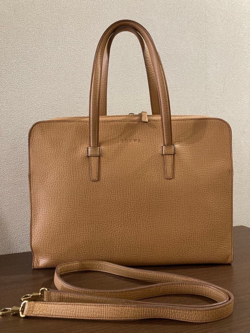 美品 ロエベ レザー キャメルのビジネスバッグ（男女使用可能です）