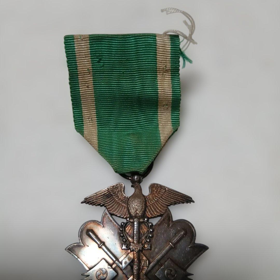 純銀】功六級金鵄勲章 日本軍勲章 箱無し コレクション 現状品 - メルカリ