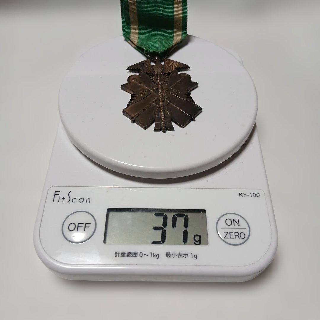 純銀】功六級金鵄勲章 日本軍勲章 箱無し コレクション 現状品 - メルカリ