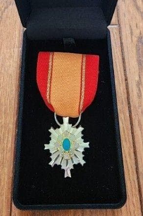 第5級防衛功労章災害派遣等の行動、箱は画像のベルベット物