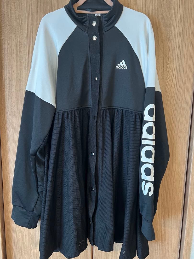 adidasリメイクトップス