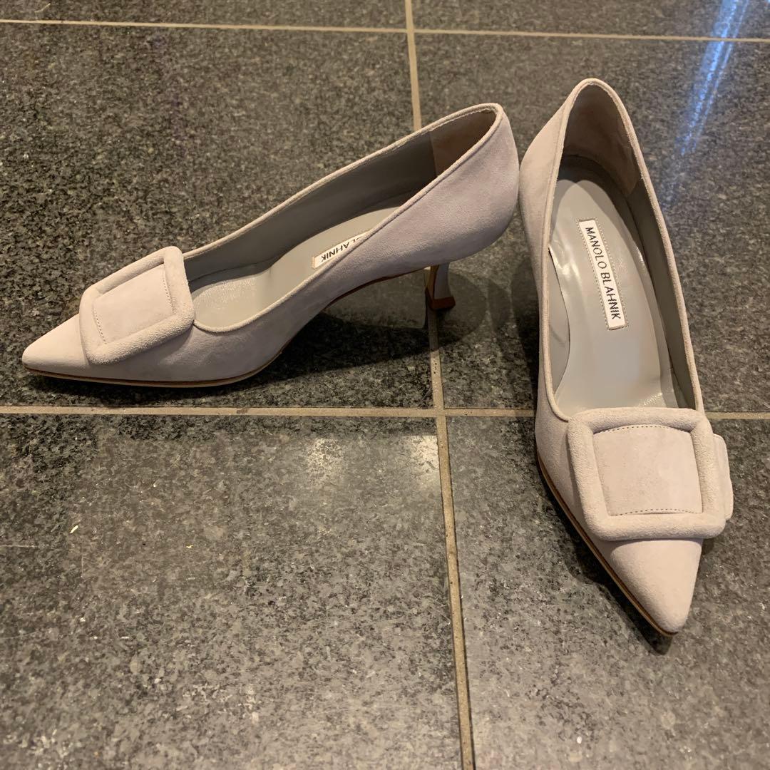 マノロブラニク　ライトグレー ポインテッドトゥパンプス