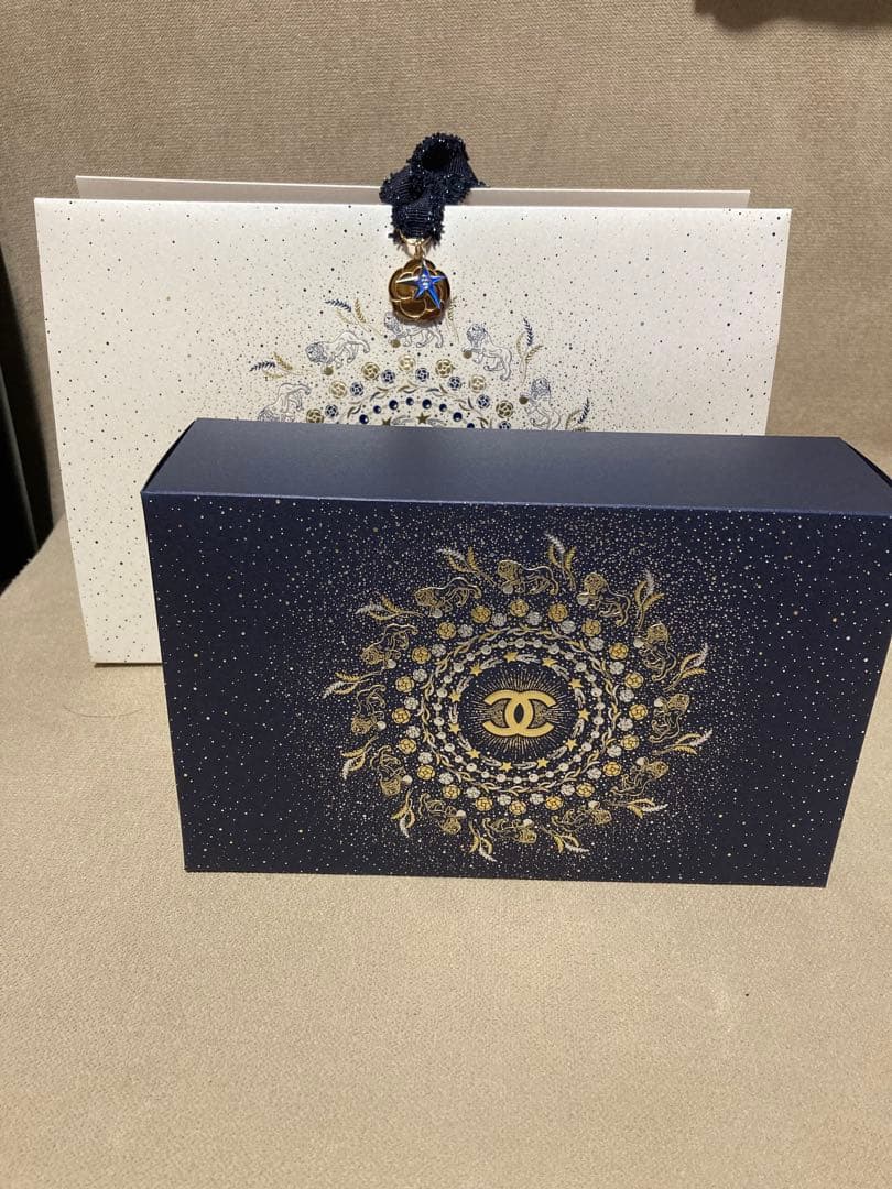 国内完売★シャネル限定ラッピング★リップアンドネイルケアセット　チャーム付