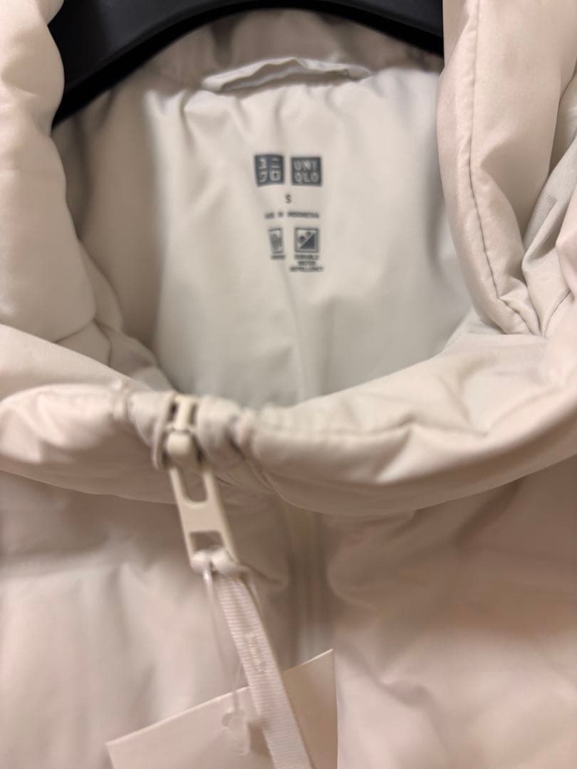 ユニクロ シームレスダウンパーカ オフホワイト 2025年新作 新品