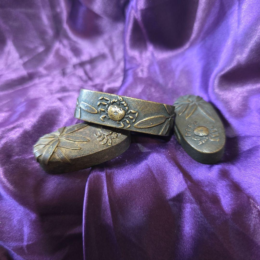 蟹と植物の彫刻 縁頭鐺三点