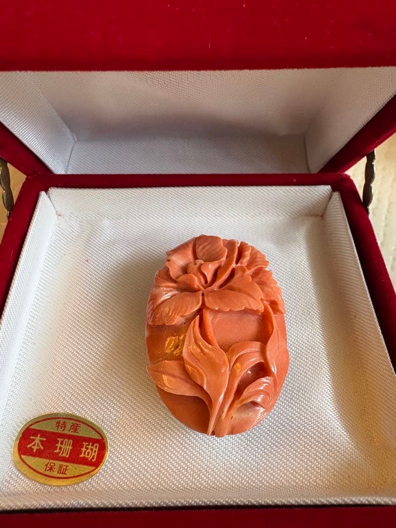 本珊瑚 花彫刻 ブローチ 専用ケース付き