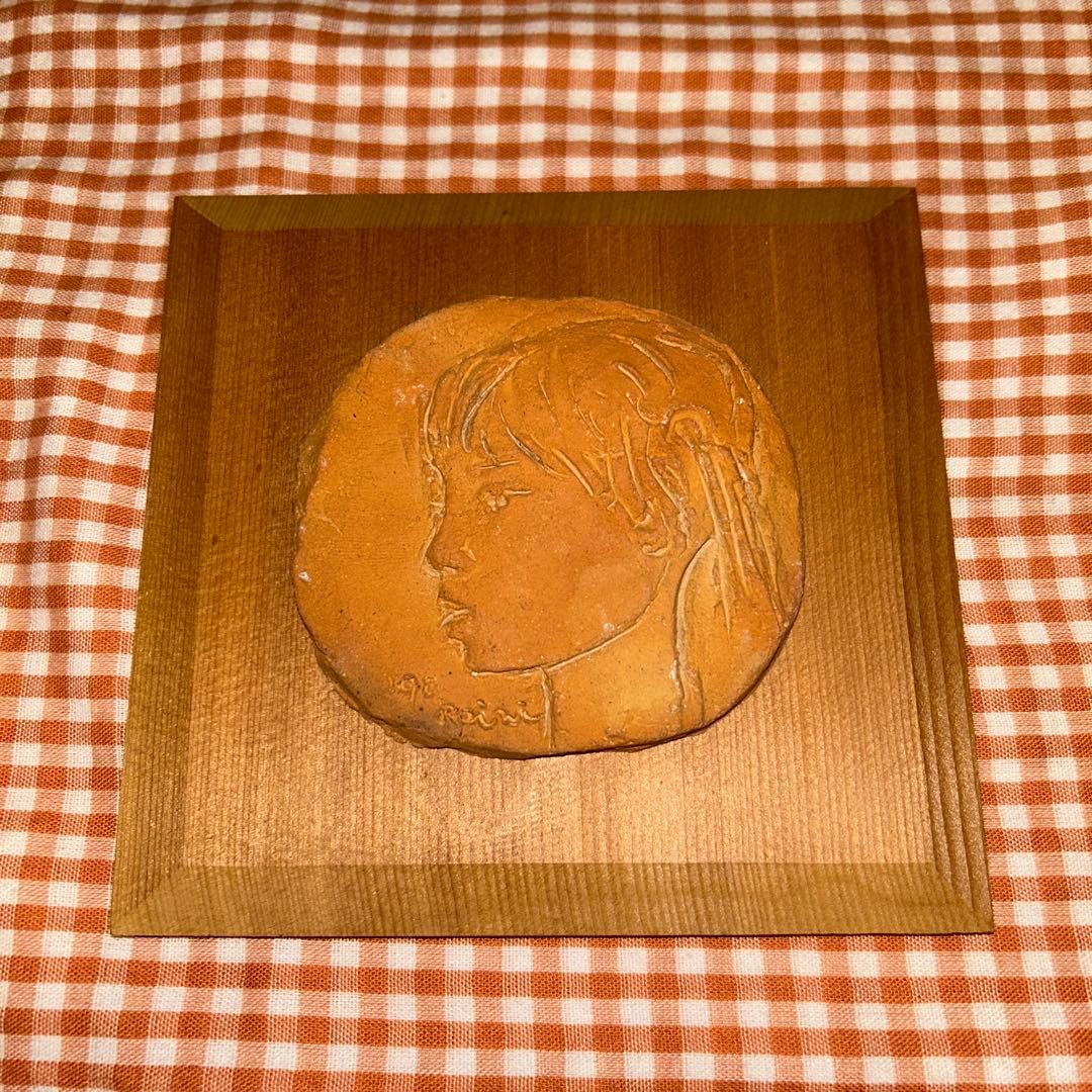 陶土製 横顔彫刻 木製台座付き　少女　二部黎　作　① 陶土製 横顔彫刻 木製台座付き 少女 二部黎 作 ① 陶土製 横顔彫刻