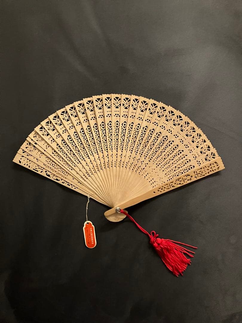 白檀扇 木製 透かし彫り 扇子 専用箱入り - メルカリ