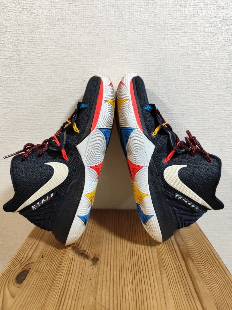 ま*る様 Nike Kyrie 5 Freinds ナイキ カイリー5 フレンズ