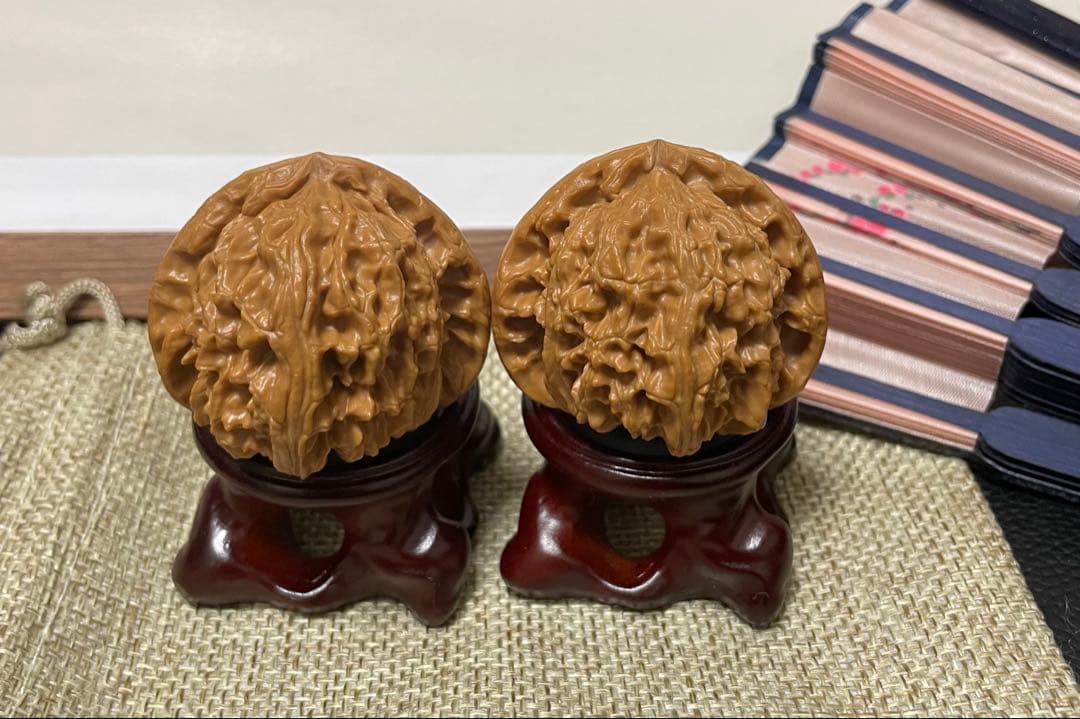 ご依頼No.338 遊ぶクルミ文玩核桃精配三角白狮子头核桃 文玩袋 セット 遊ぶ胡桃、文玩核桃、【磨盤のぼんやり尖い獅子クルミ】363330/32.2g