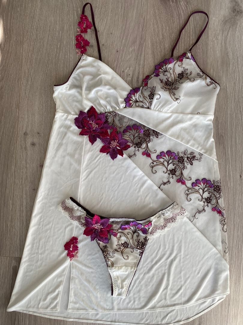 サルート　斜め切り替えキャミソールセット