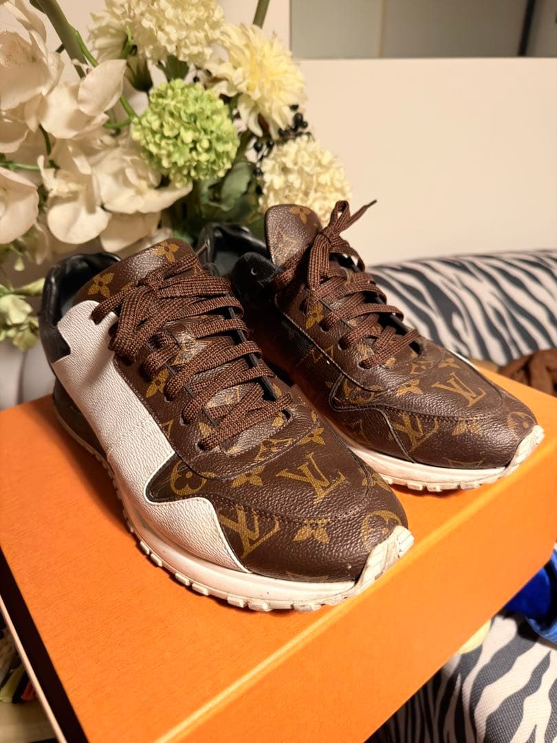 Louis Vuitton ロゴ入りスニーカー