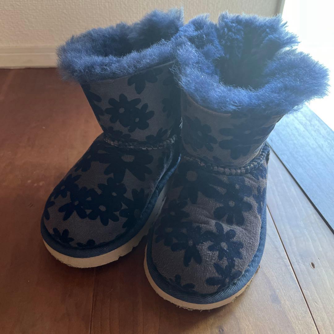 Liyoco 様　UGG ネイビー 花柄 ブーツ 16cm Liyoco 様 UGG ネイビー 花柄 ブーツ 16cm - メルカリ