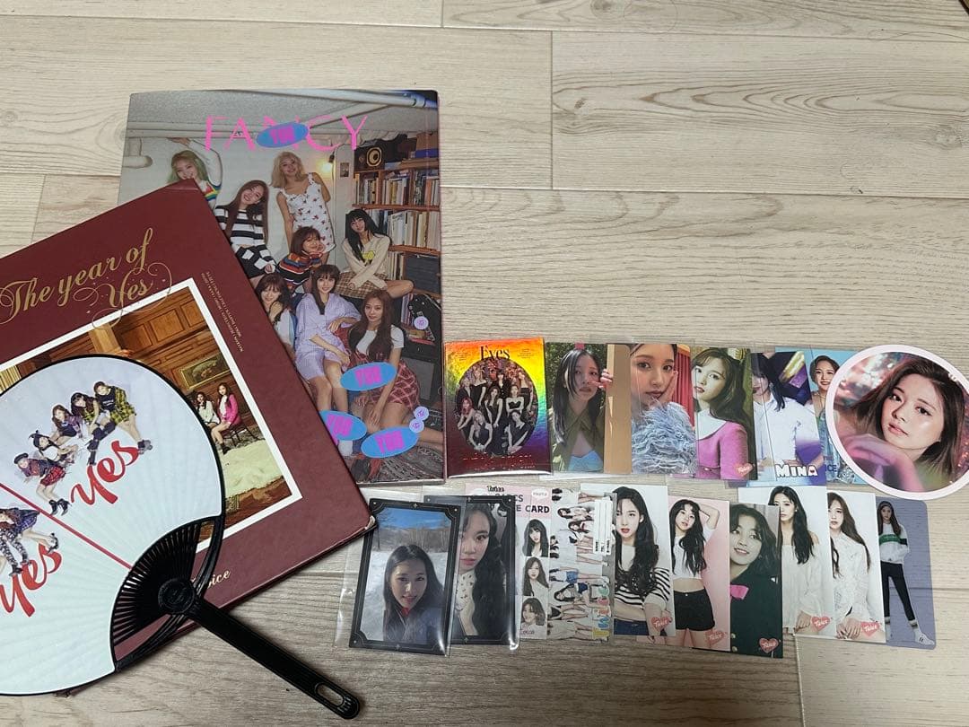 TWICE アルバム,トレカ,コースター,うちわセット - メルカリ