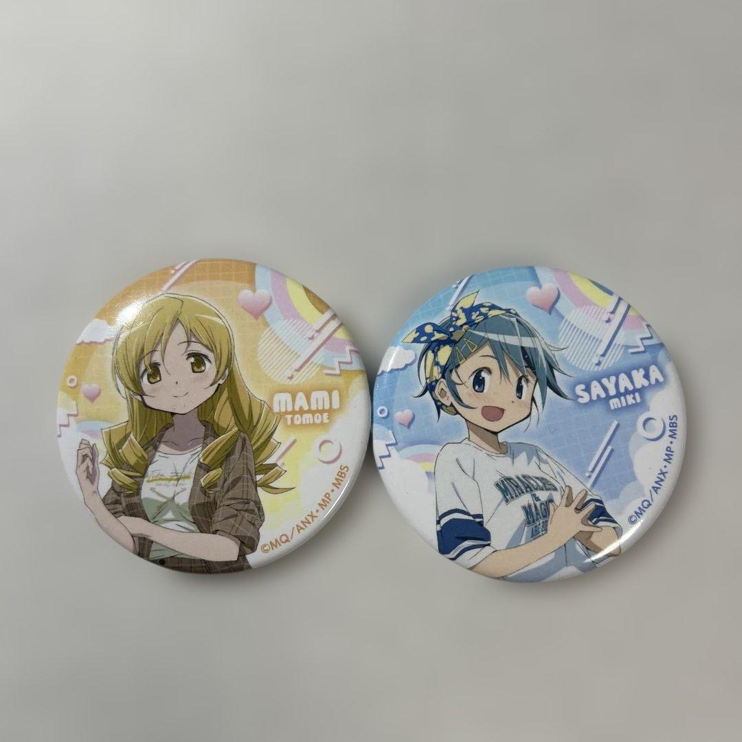 魔法少女まどかマギカ 巴マミ 美樹さやか バッジ セット - メルカリ