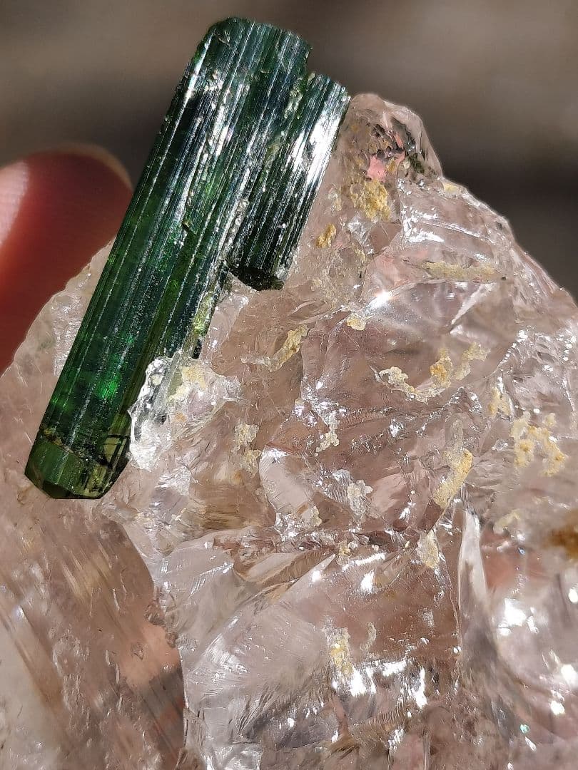 グリーントルマリンオンクォーツ ブラジル産グリーントルマリン 12.252ctルース