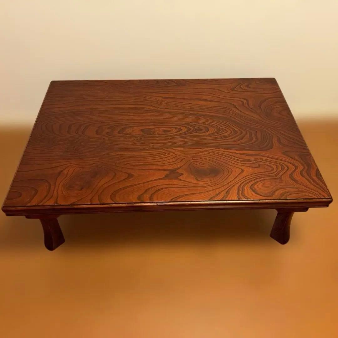 光沢と木目が美しい木製座卓