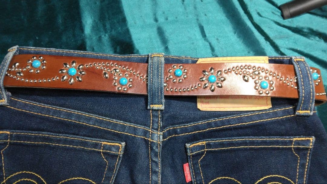 昭南ベンズレザーツタ＆フラワースタッズベルト　チョコ